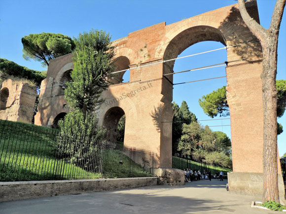 acquedotto di nerone su via di san gregorio