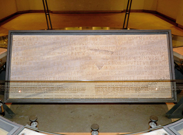 retro della lastra funeraria