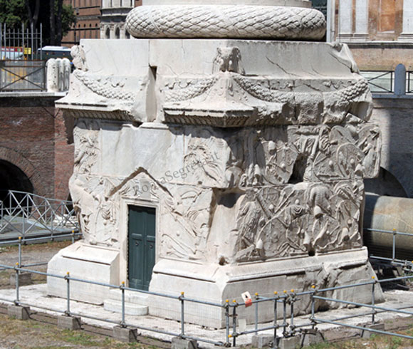 basamento della colonna traiana