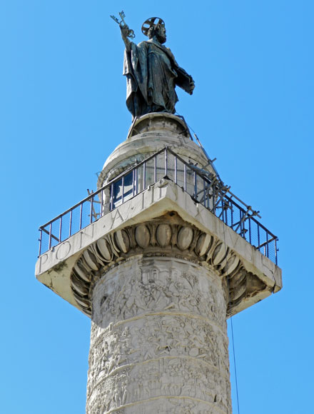 statua di san pietro sulla colonna traiana