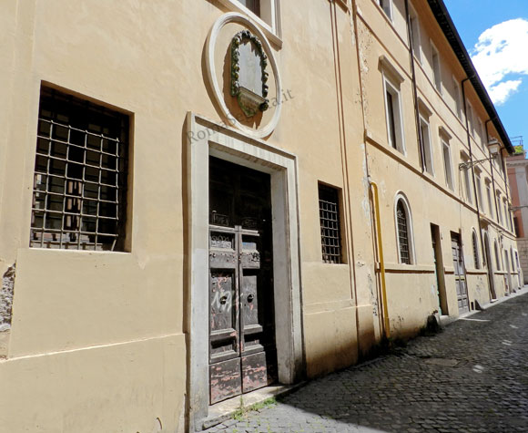 portale al civico 9 di via di san vito