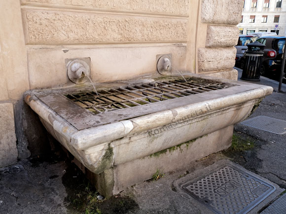 fontana su via della scrofa
