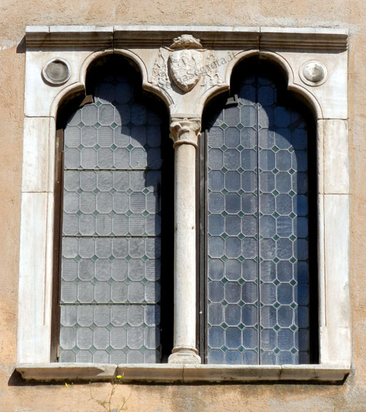 bifora di palazzo capranica