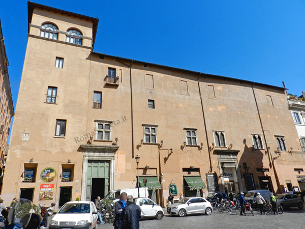 Vedi su Google Maps piazza capranica