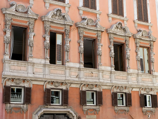 Vedi su Google Maps finestre di palazzo toni a via di capo le case