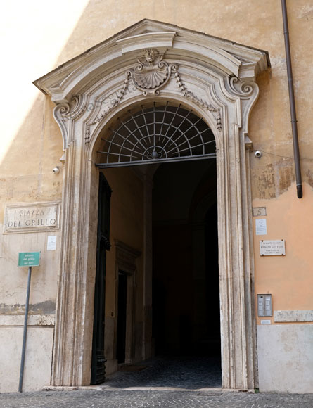 portale del palazzo del grillo