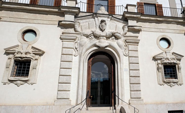 palazzo zuccari a via gregoriana