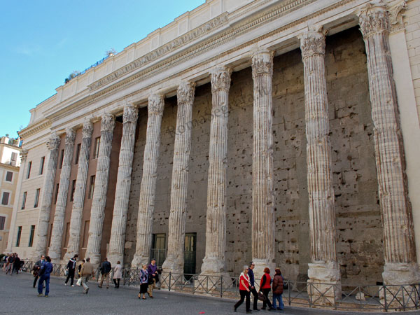 Vedi su Google Maps hadrianeum a piazza di pietra