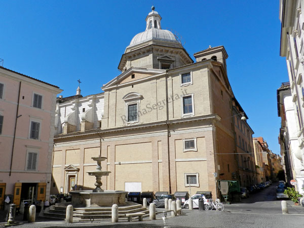 Vedi su Google Maps piazza della madonna dei monti