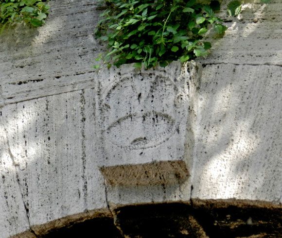 croce su porta latina