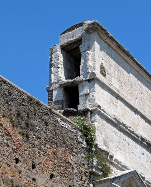 attico e spechi su porta maggiore