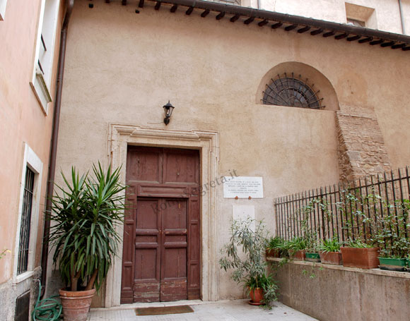 lapide su ingresso secondario di s.agata dei goti