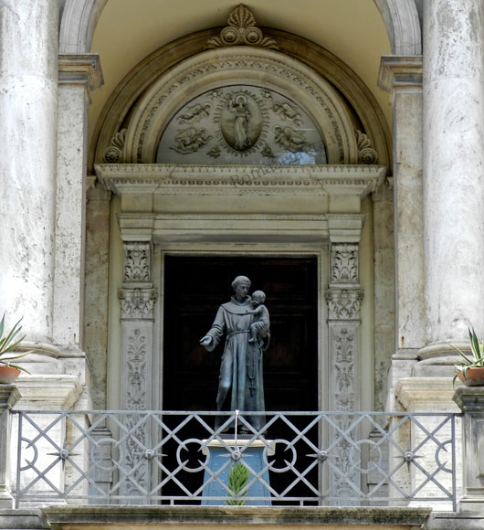 statua di sant'antonio con gesù in braccio