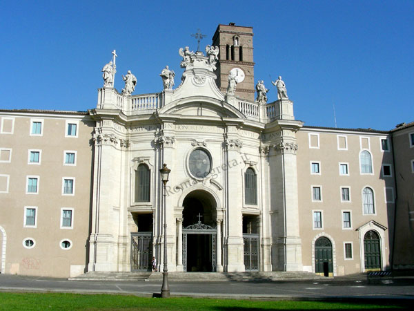 Vedi su Google Maps s.croce in gerusalemme