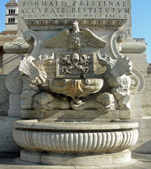 fontana alla base dell'obelisco lateranense