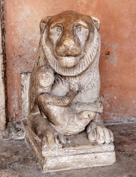 leone a lato del portale di s.lorenzo in lucina