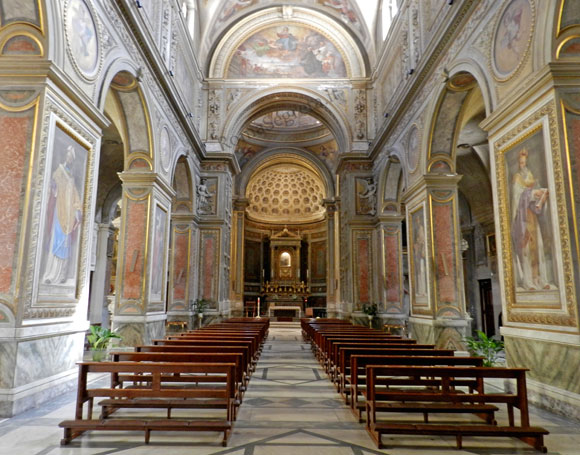 interno di santa maria in aquiro