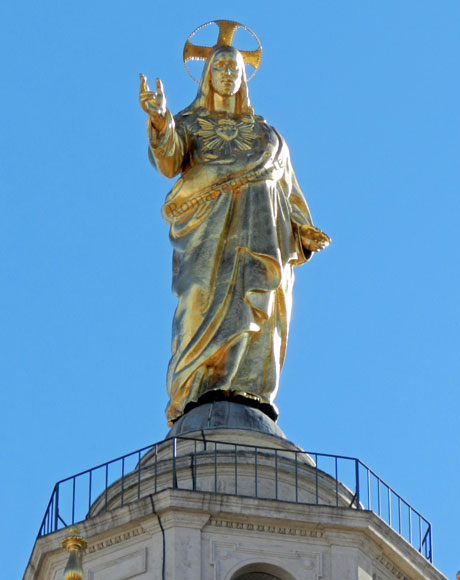 statua del redentore della chiesa del sacro cuore di gesù