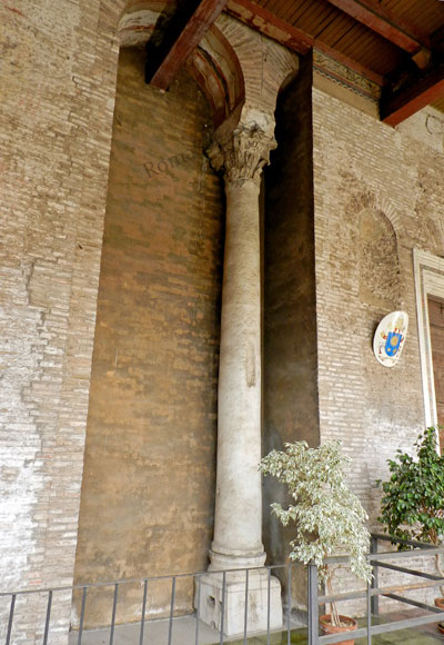 antica colonna della basilica dei santi giovanni e paolo