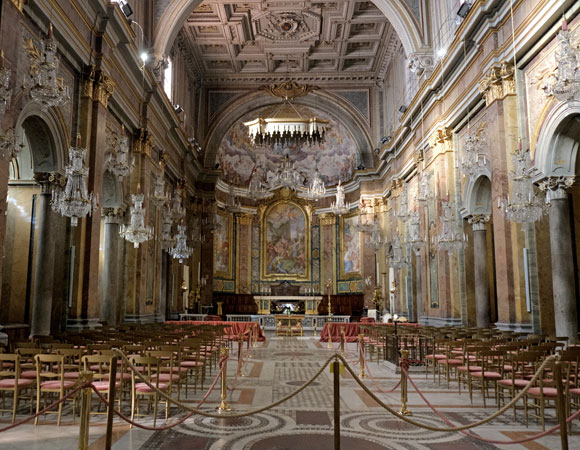 interno della basilica dei santi giovanni e paolo