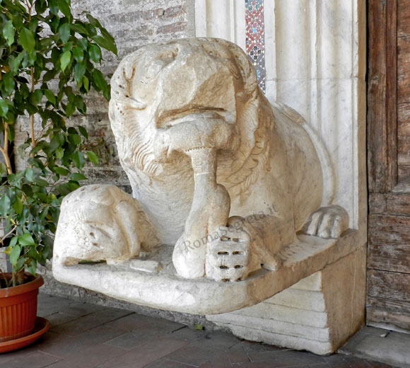 leone ai lati del portale dei santi giovanni e paolo