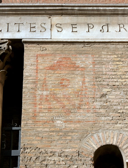 stemma orsini sulla facciata dei santi giovanni e paolo