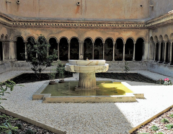 vasca per abluzioni nel chiostro della basilica dei santi quattro coronati