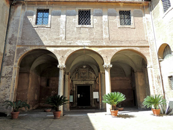 portico ed ingresso della basilica dei santi quattro coronati