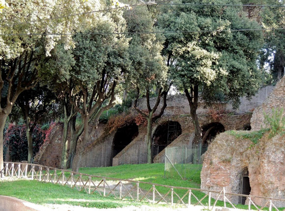 ambienti del tempio di claudio dinanzi al colosseo
