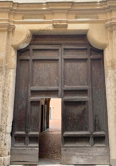 portale su via dei greci