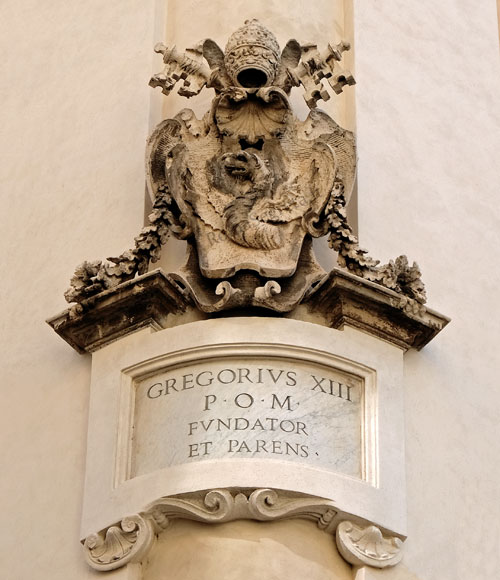 stemma di papa gregorio XIII su via dei greci
