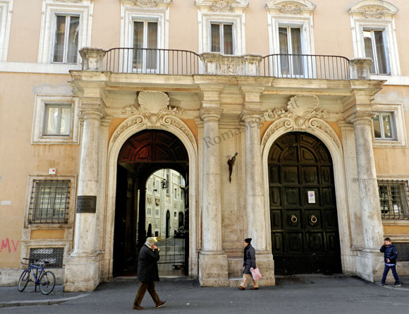 portali di palazzo rondanini su via del corso