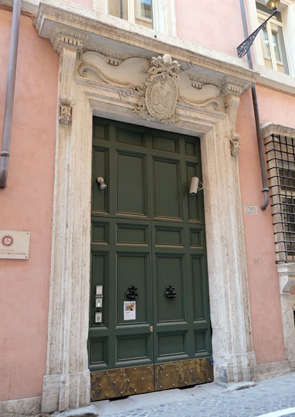 portale di palazzo gabrielli a via del seminario