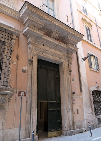 portale di palazzo serlupi