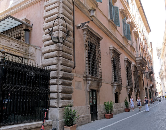 palazzo serlupi crescenzi a via del seminario