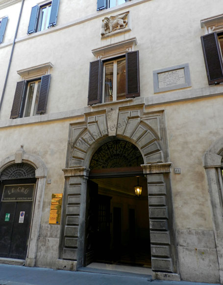 portale di casa bernini a via della mercede