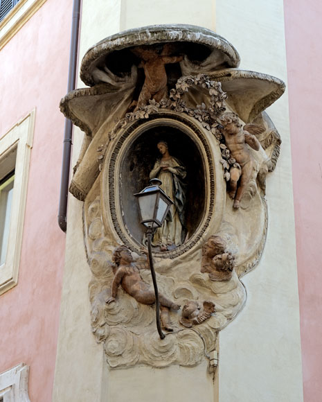 madonnella su via di campo marzio