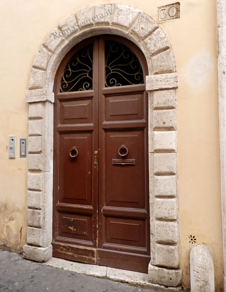 portone degli uffici del vicario
