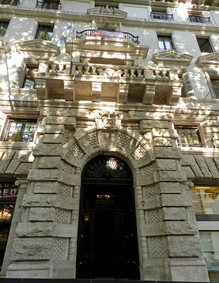 portale di palazzo parlante