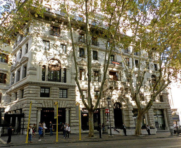 palazzo parlante a via vittorio veneto