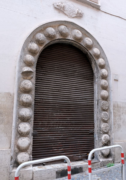 portone con bugne a forma di pagnotta