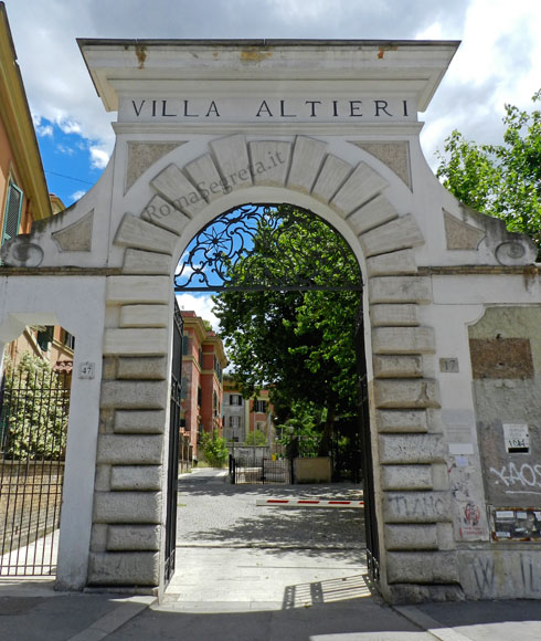 portale di villa altieri