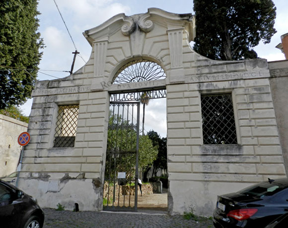 portale di villa celimontana