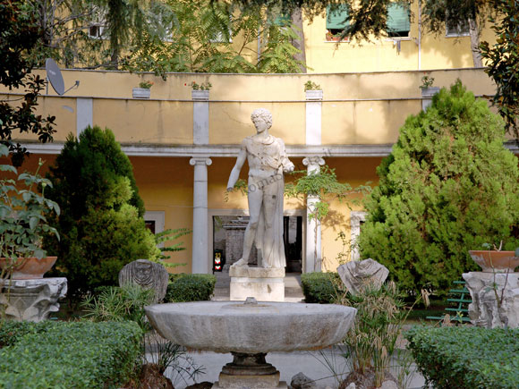 statua dell'imperatore giustiniano a villa giustiniani