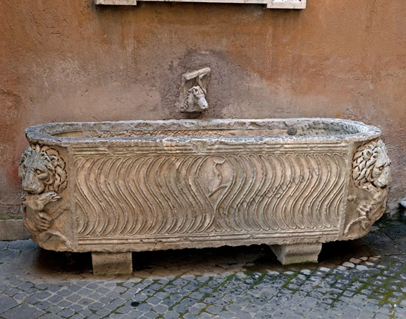 sarcofago nel cortile di casa sangalletti