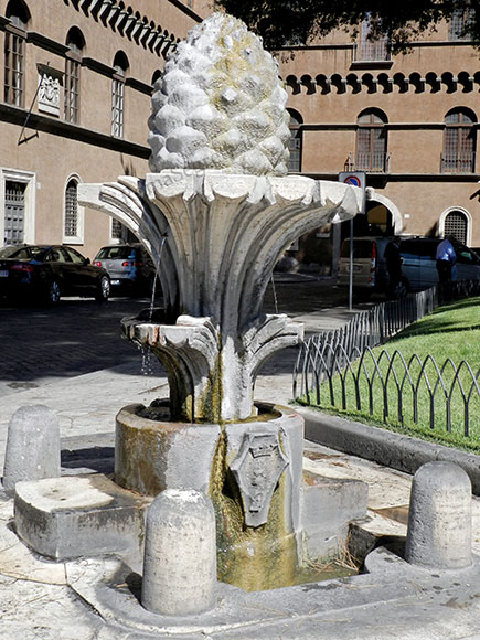 fontana della pigna presso la basilica s.marco