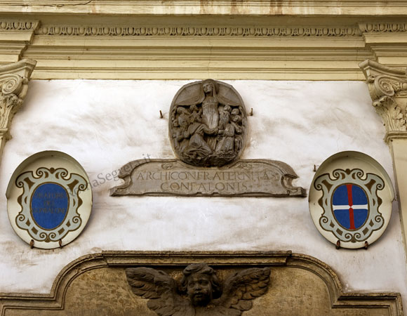 stemmi sulla facciata dell'oratorio del gonfalone