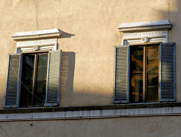 finestre con stemma pichi a piazza del teatro di pompeo
