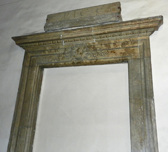 portale del 400 nell'androne di palazzo pichi a piazza del teatro di pompeo