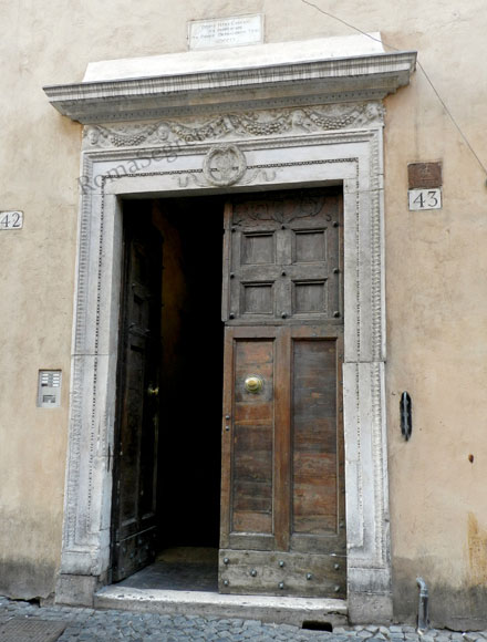 portale con stemma pichi a piazza del teatro di pompeo